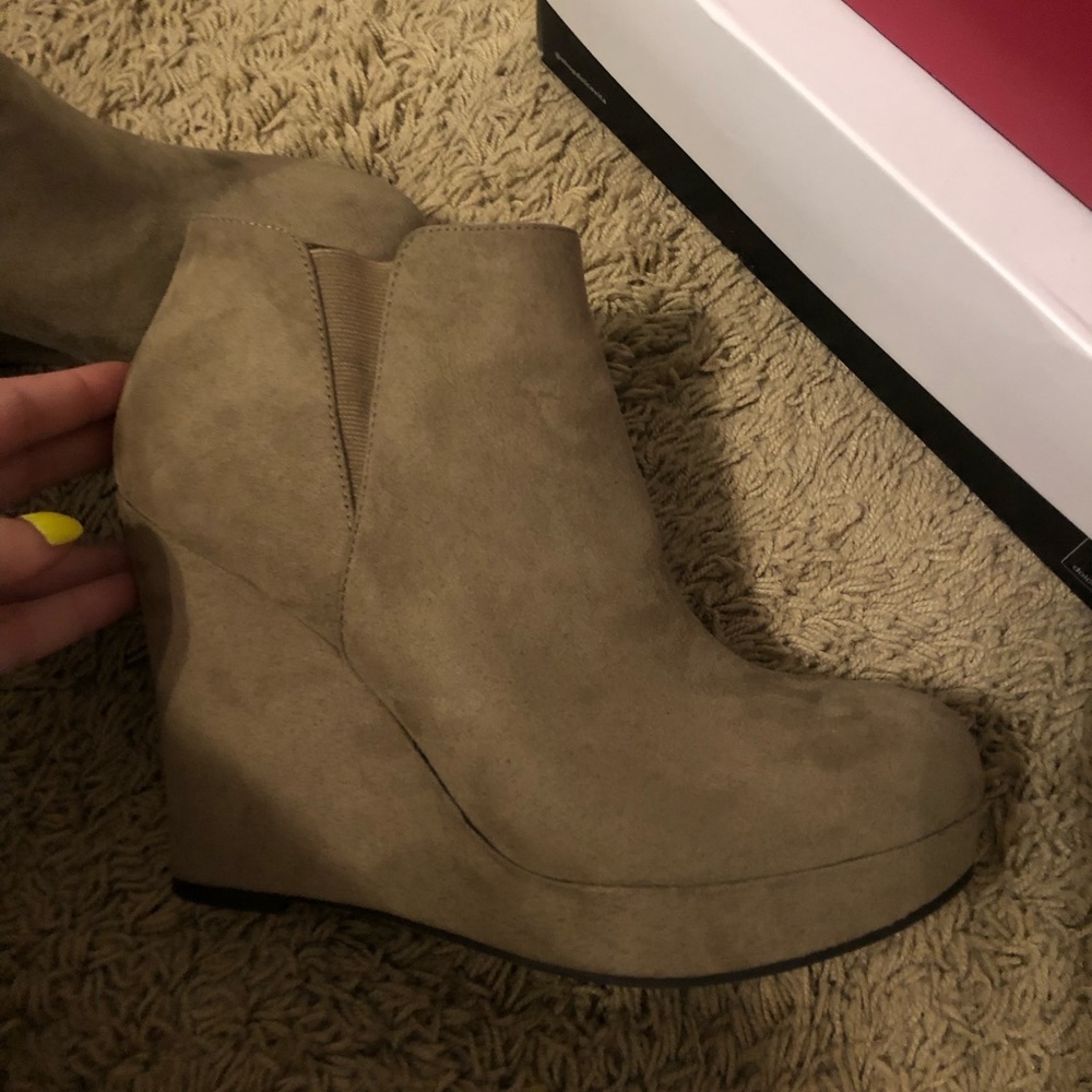 Size 10 suede light brown booties